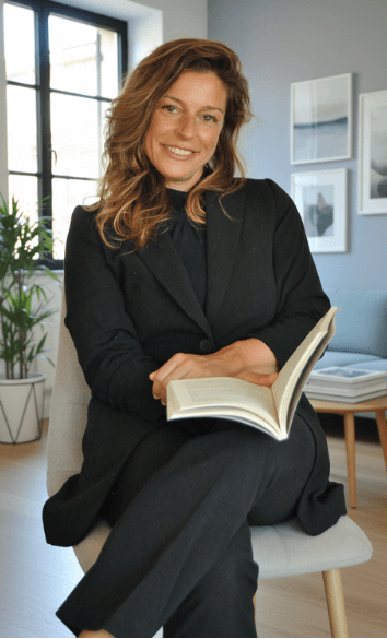 Sarah de la Encina sujetando un libro y posando para la foto de perfil